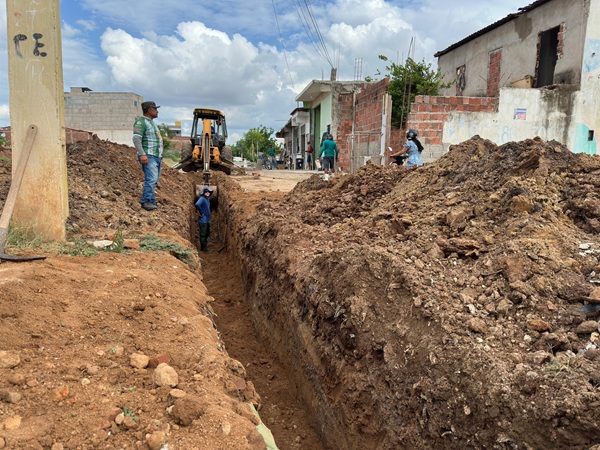 Em trecho no bairro Frei Damião, DAESA inicia trabalho de esgotamento sanitário para evitar obstruções em tubulações 